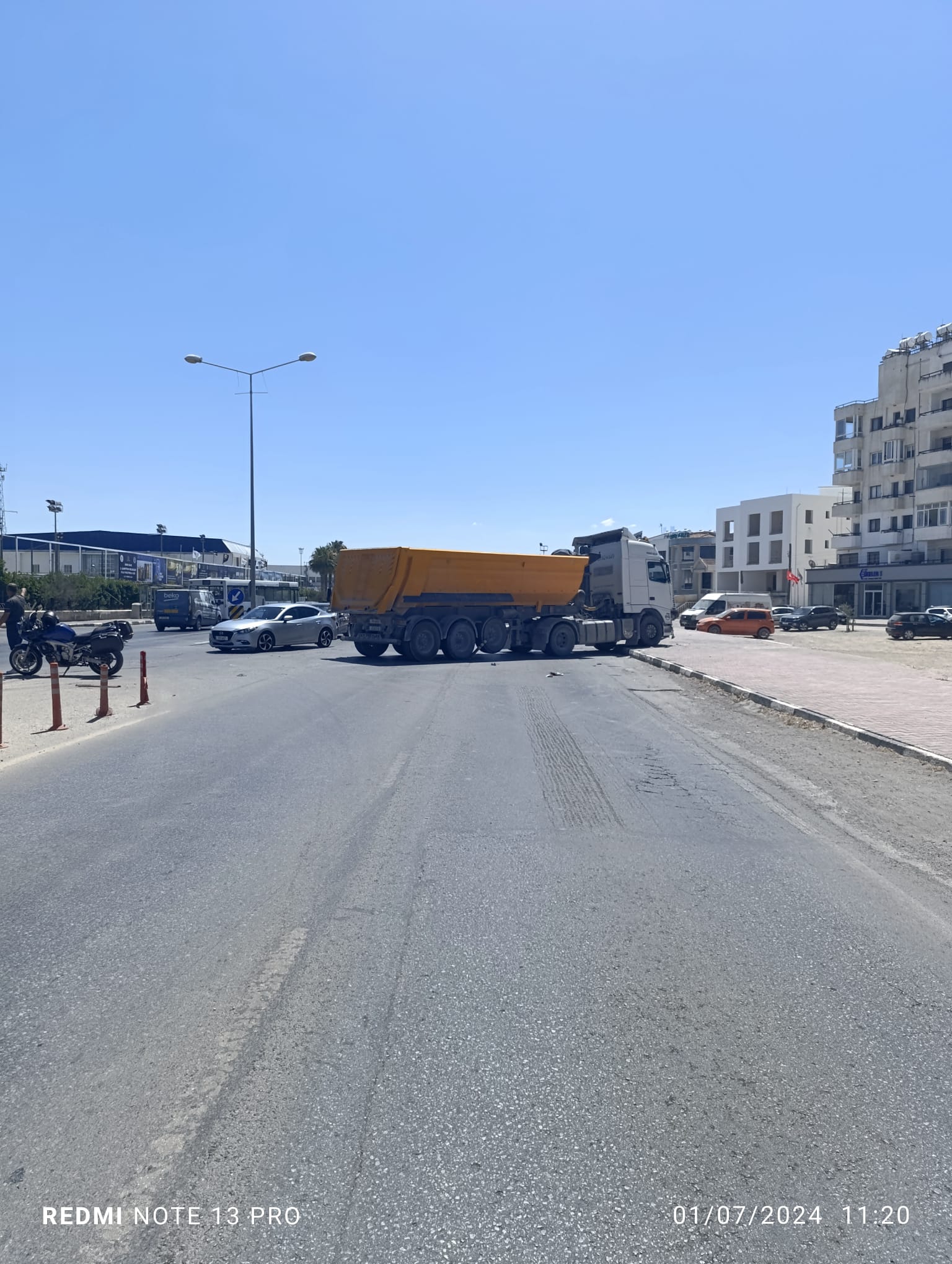 Direksiyon hakimiyetini kaybeden kamyon sürücüsü kazaya neden oldu… Bir yaralı