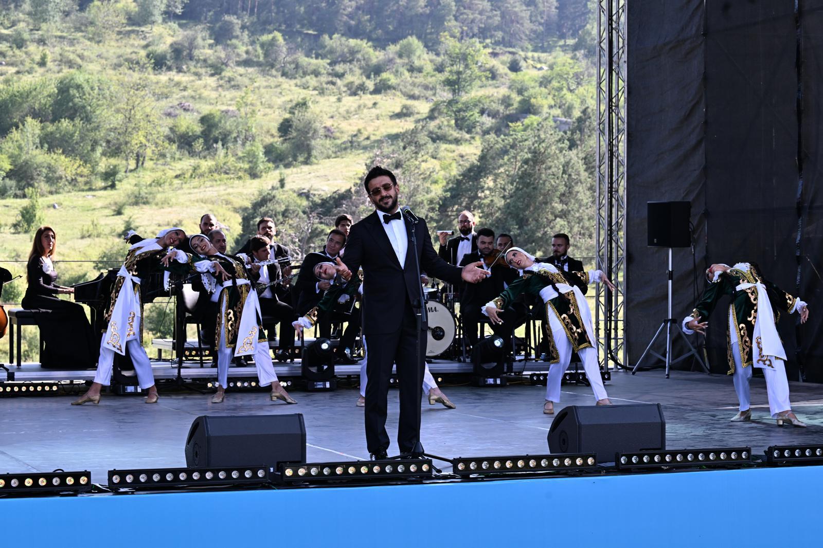 Dışişleri Bakanı Ertuğruloğlu, Şuşa’da TDT konser programını izledi
