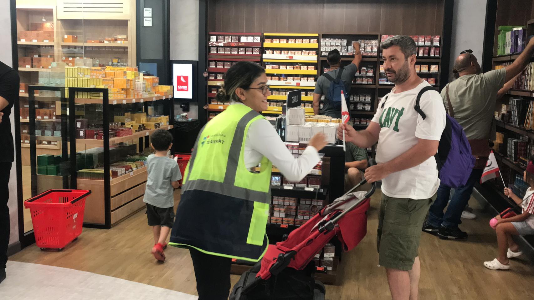 Ercan Havalimanı’nda 50. yıl bayrakları dağıtıldı