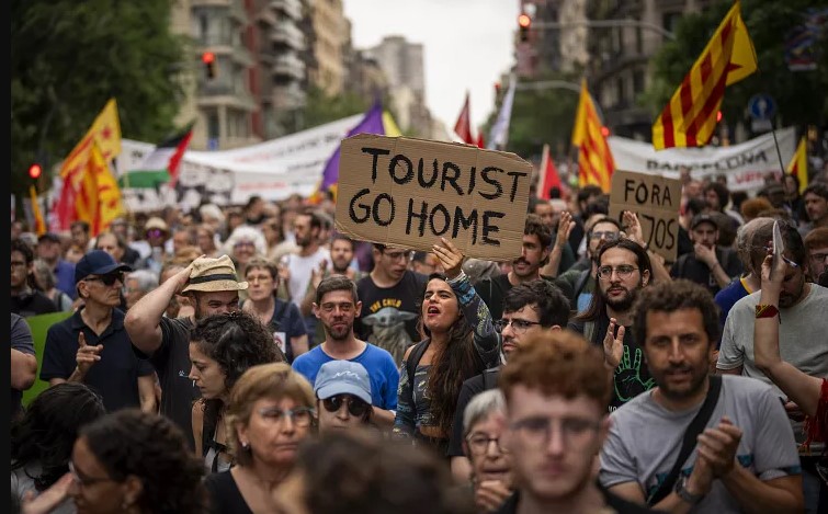 İspanya'nın Mayorka Adası'nda aşırı turizm karşıtları sokaklara döküldü