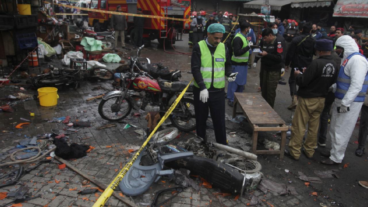 Pakistan'da bombalı saldırıda biri eski senatör 3 kişi hayatını kaybetti