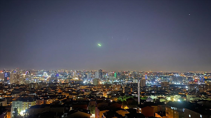 Türkiye Uzay Ajansı dün  gece  ülkenin çeşitli yerlerinden  izlenen meteora ilişkin bilgilendirici paylaşım yaptı...