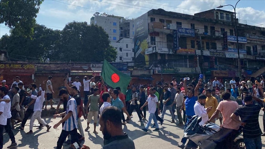 Bangladeş'te hükümet karşıtı göstericiler, Başbakan Hasina'nın resmi konutuna girdi