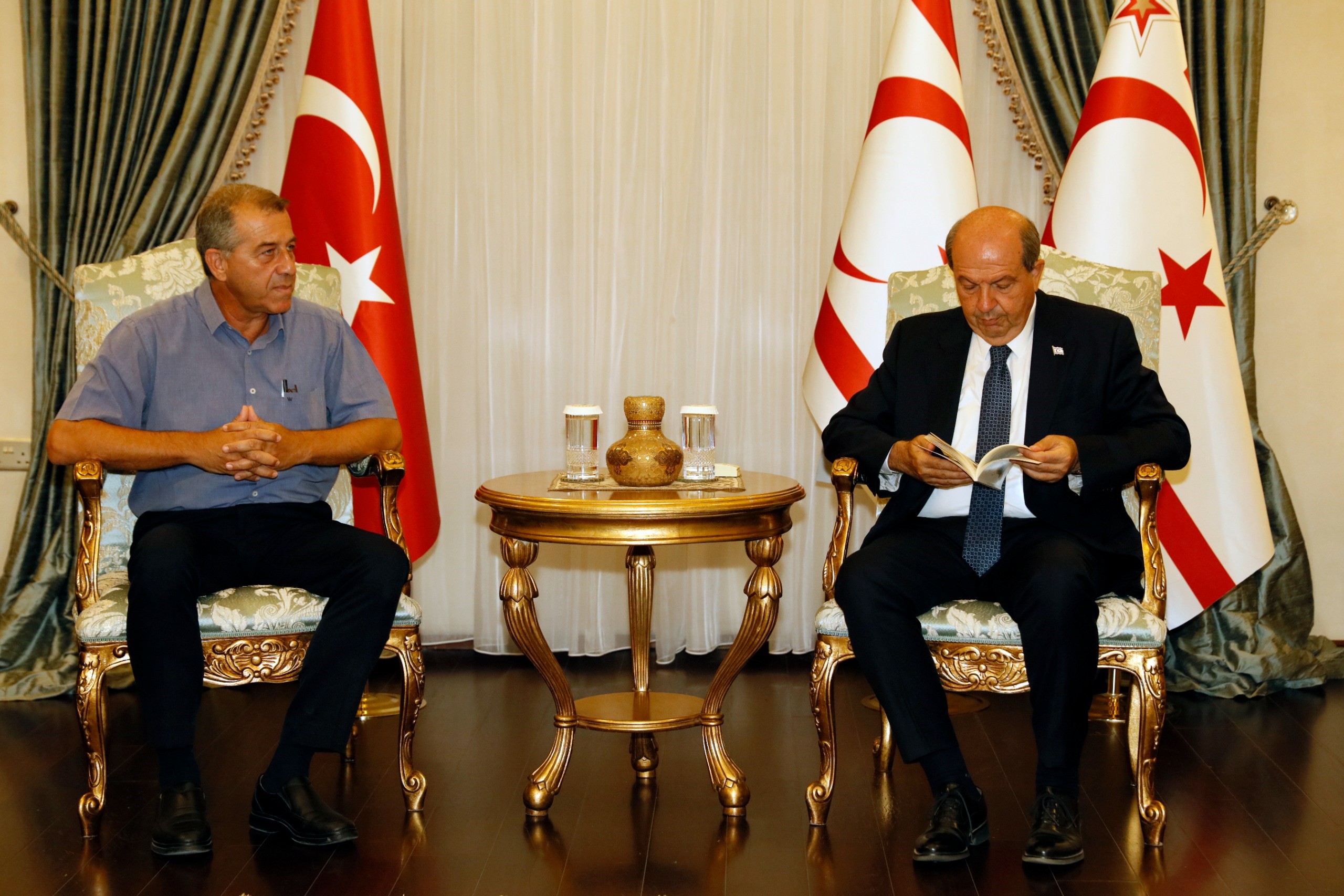Hakan Oran "Depremden Korkmuyoruz" adlı kitabını Cumhurbaşkanı Tatar’a takdim etti