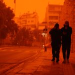 Girit Adası'nda çöl tozu:  Gökyüzü kırmızıya büründü